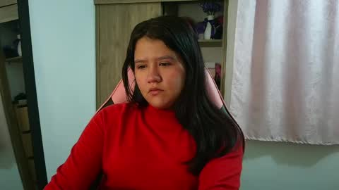 Snapshot of olivia_watson_ chatting on May 18, 12:11 pm Olivia online show from May 18, 12:11 pm