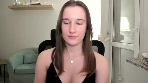 Snapshot of oliviaaa2003 chatting on December 15, 9:09 pm Oliwiaa2004 online show from December 15, 9:09 pm