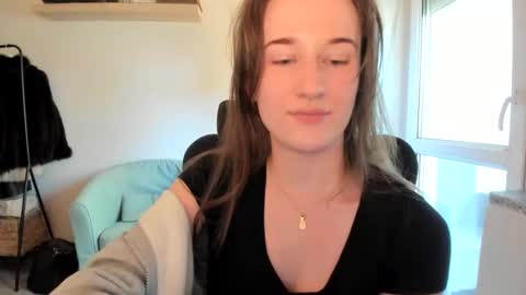 Snapshot of oliviaaa2003 chatting on May 6, 11:37 am Oliwiaa2004 online show from May 6, 11:37 am