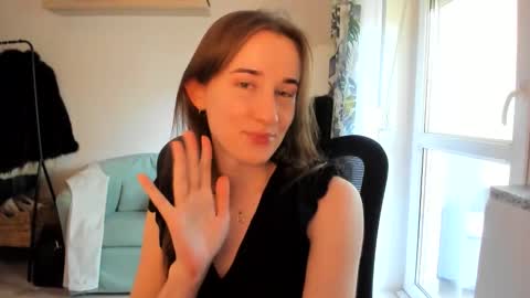 Snapshot of oliviaaa2003 chatting on May 24, 12:43 pm Oliwiaa2004 online show from May 24, 12:43 pm