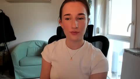 Snapshot of oliviaaa2003 chatting on June 1, 10:28 am Oliwiaa2004 online show from June 1, 10:28 am