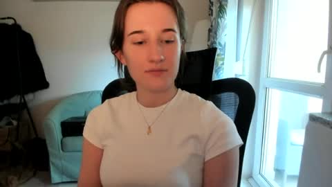 Snapshot of oliviaaa2003 chatting on August 2, 2:26 pm Oliwiaa2004 online show from August 2, 2:26 pm