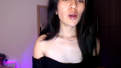 oliviaaa__ online show from December 14, 12:01 am