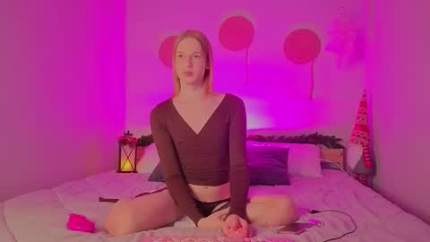 oliviaapink online show from December 5, 5:20 pm