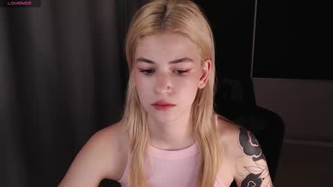 Snapshot of oliviademur chatting on October 22, 1:06 am Olivia and Niko online show from October 22, 1:06 am