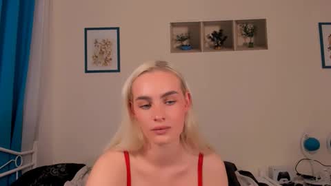 Snapshot of oliviahappy chatting on April 13, 6:24 pm oliviaBeauty online show from April 13, 6:24 pm