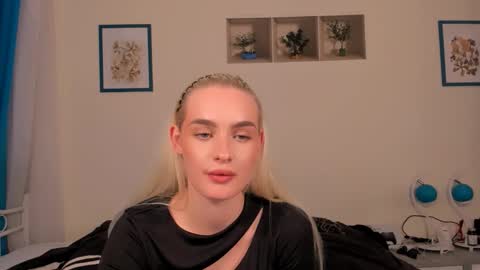 Snapshot of oliviahappy chatting on April 15, 7:54 pm oliviaBeauty online show from April 15, 7:54 pm