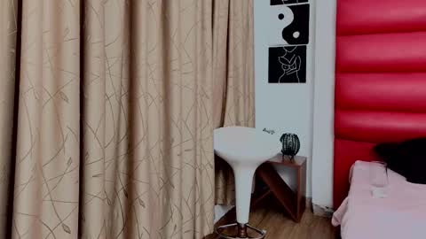 Snapshot of oliviamonroe18x chatting on November 20, 4:56 am OliviaMonroe online show from November 20, 4:56 am