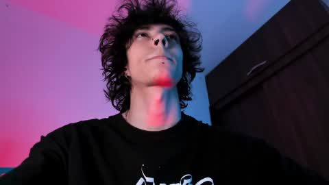 Snapshot of olliver___y chatting on December 6, 2:35 am online show from December 6, 2:35 am