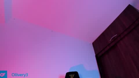 Snapshot of olliver___y chatting on December 6, 5:42 am online show from December 6, 5:42 am