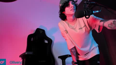 Snapshot of olliver___y chatting on December 11, 10:14 am online show from December 11, 10:14 am