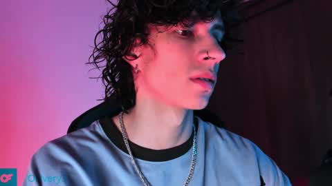 Snapshot of olliver___y chatting on December 16, 5:27 am online show from December 16, 5:27 am