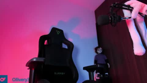 Snapshot of olliver___y chatting on December 23, 8:33 am online show from December 23, 8:33 am