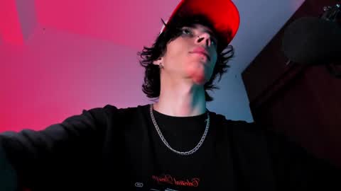 Snapshot of olliver___y chatting on January 21, 4:10 am online show from January 21, 4:10 am