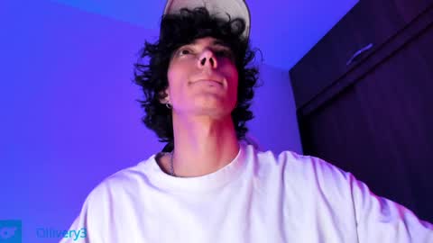 Snapshot of olliver___y chatting on January 25, 5:40 am online show from January 25, 5:40 am