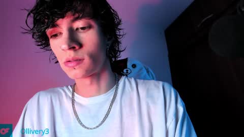 Snapshot of olliver___y chatting on February 6, 3:59 am online show from February 6, 3:59 am