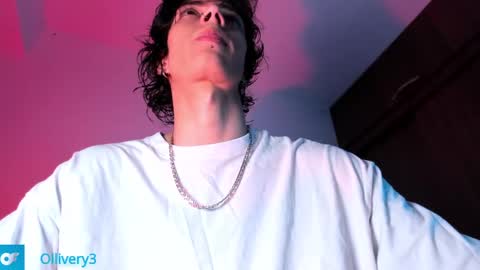 Snapshot of olliver___y chatting on February 14, 4:15 am online show from February 14, 4:15 am