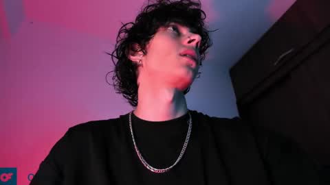 Snapshot of olliver___y chatting on February 16, 12:41 am online show from February 16, 12:41 am