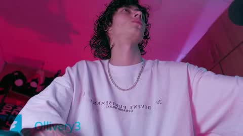 Snapshot of olliver___y chatting on October 20, 2:12 am online show from October 20, 2:12 am