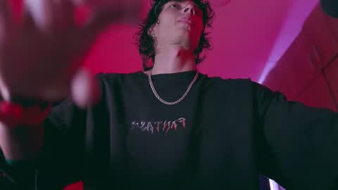 Snapshot of olliver___y chatting on November 15, 2:53 am online show from November 15, 2:53 am