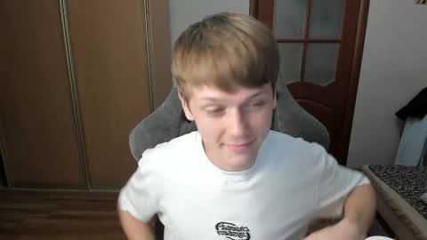 Snapshot of olvr_zoolander chatting on November 25, 10:10 pm Oliver and Mira online show from November 25, 10:10 pm