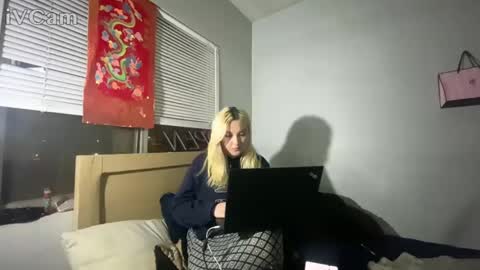 Snapshot of omathena11_11 chatting on February 12, 5:58 am omathena11_11 online show from February 12, 5:58 am