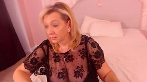 Snapshot of oneblondenicole chatting on December 4, 5:39 am Nicole online show from December 4, 5:39 am