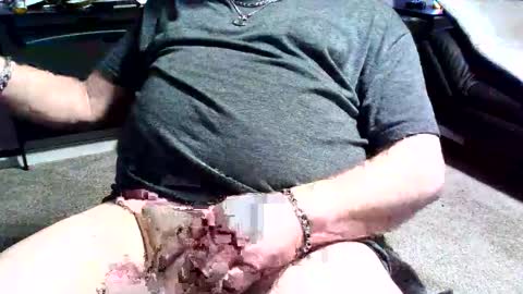 Snapshot of onelargecock0615 chatting on February 6, 9:00 am Unpredictable online show from February 6, 9:00 am