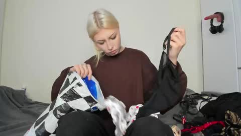 Snapshot of only_iva21 chatting on November 15, 10:45 am Iva online show from November 15, 10:45 am