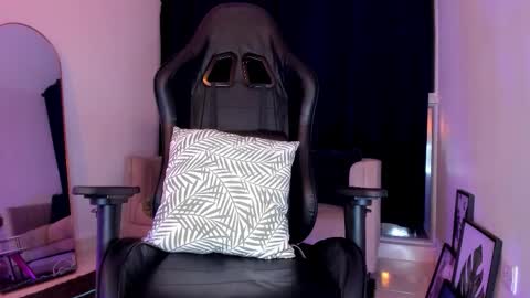 Snapshot of only_pammela chatting on December 14, 11:42 pm misssaray official online show from December 14, 11:42 pm