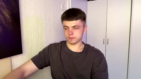 Snapshot of onyiix_ chatting on December 16, 12:54 pm Mike online show from December 16, 12:54 pm