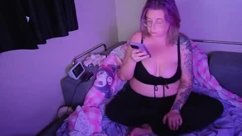Snapshot of onyxilvara chatting on June 1, 3:19 am MISS ONYX online show from June 1, 3:19 am