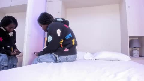 oshun_444 online show from March 12, 12:11 pm