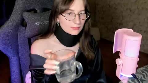 Snapshot of oskar_fucker chatting on June 2, 5:26 pm Leliana online show from June 2, 5:26 pm