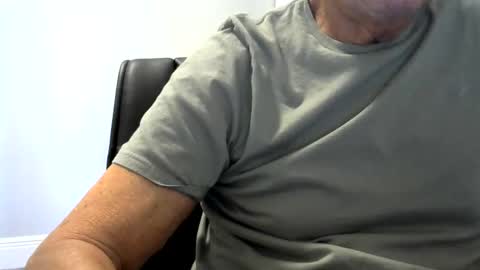 Snapshot of ossibottom chatting on October 21, 9:04 pm Ossi online show from October 21, 9:04 pm