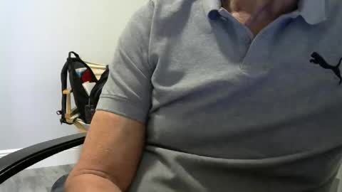 Snapshot of ossibottom chatting on October 27, 8:57 pm Ossi online show from October 27, 8:57 pm