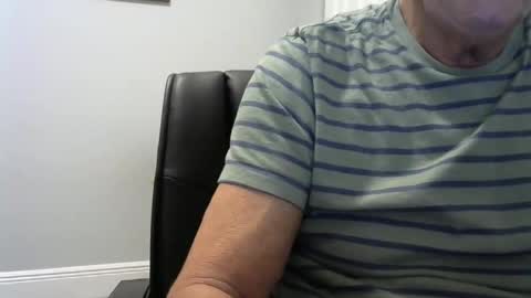 Snapshot of ossibottom chatting on November 10, 10:42 pm Ossi online show from November 10, 10:42 pm