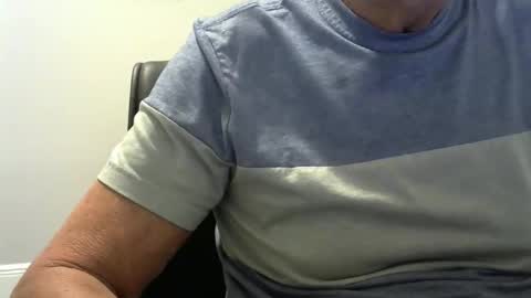 Snapshot of ossibottom chatting on November 18, 1:55 am Ossi online show from November 18, 1:55 am