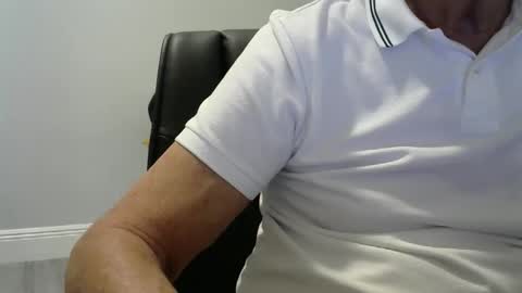 Snapshot of ossibottom chatting on November 22, 9:47 pm Ossi online show from November 22, 9:47 pm