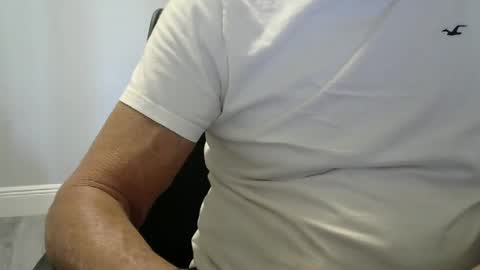 Snapshot of ossibottom chatting on November 23, 8:19 pm Ossi online show from November 23, 8:19 pm