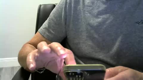 Snapshot of ossibottom chatting on December 1, 3:22 am Ossi online show from December 1, 3:22 am