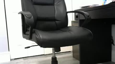 Snapshot of ossibottom chatting on December 2, 6:36 pm Ossi online show from December 2, 6:36 pm