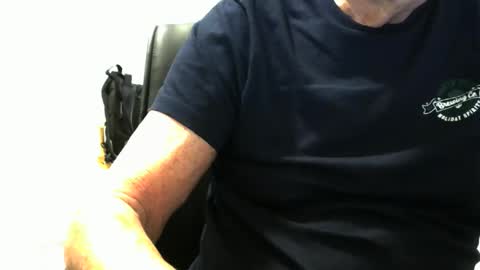 Snapshot of ossibottom chatting on December 4, 3:38 am Ossi online show from December 4, 3:38 am