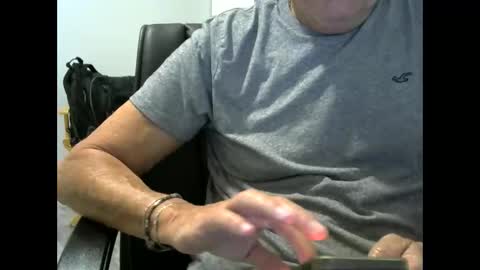 Snapshot of ossibottom chatting on December 4, 11:35 pm Ossi online show from December 4, 11:35 pm