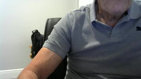 Snapshot of ossibottom chatting on December 14, 3:34 am Ossi online show from December 14, 3:34 am