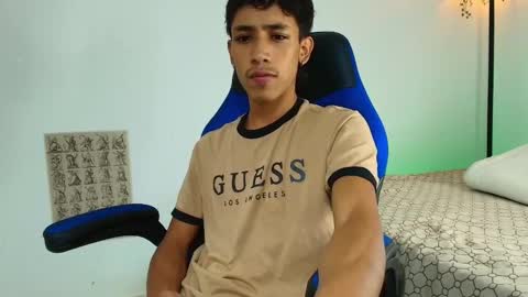 Snapshot of ostin_18hot chatting on December 5, 4:32 am ostin 18hot online show from December 5, 4:32 am