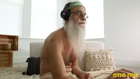 Snapshot of ottozeus chatting on April 1, 11:24 pm Otto Zeus online show from April 1, 11:24 pm