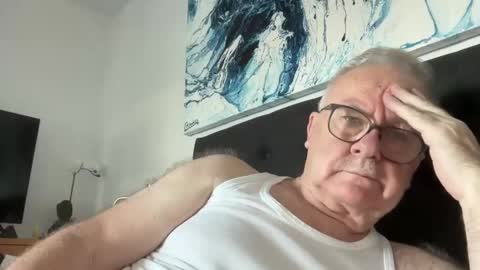 ozhairybearxxxx online show from December 6, 1:07 am