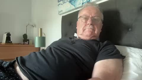 ozhairybearxxxx online show from December 11, 7:25 pm