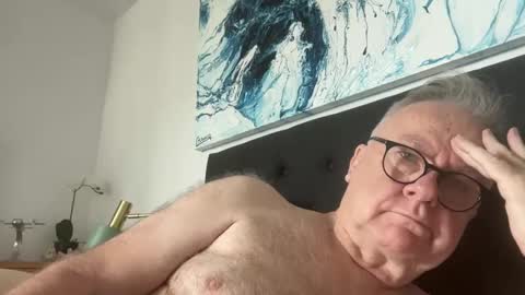 ozhairybearxxxx online show from January 14, 12:43 am